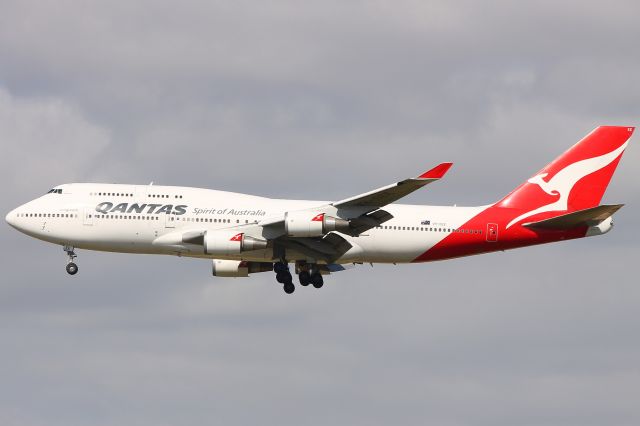 Boeing 747-400 (VH-OEE) - VH-OEE Qantas Boeing 747-400ER 'Nullarbor' landing in Barcelona at 13:29 on Tuesday 08/10/19 on flight QF6031 from Malta whilst operating a round-the-world tour for an Australian tour operator called Constellation Journeys