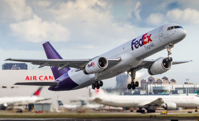Boeing 757-200 (C-FMHA) - FEDEX Express (Morningstar) lifts off runway 23