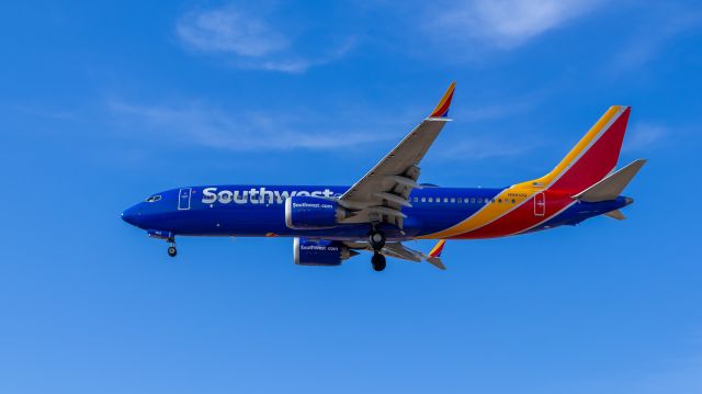 Boeing 737 MAX 8 (N8812Q) - Southwest Airlines 737 MAX 8 landing at PHX on 8/9/22. Taken with a Canon 850D and Canon 50mm f/1.4 lens
