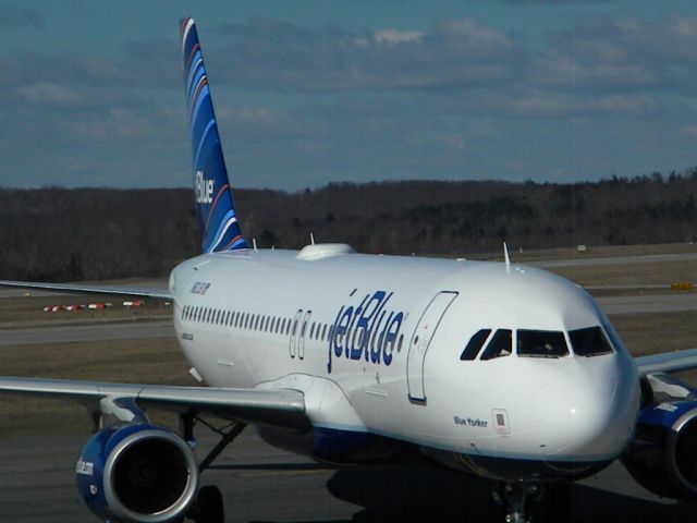 Airbus A320 (N821JB) - First plane in the world equipped with retrofitted sharklets, carrying CEO Dave Barger on a charter to announce Worcester as JetBlues 80th BlueCity.