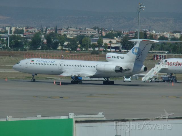 RA-85799 — - Eine Tu-154M der Tatarstan, RA-85799, fotografiert am 27.09.2013 auf dem Airport AYT, kurz vor dem Boarding in die B737-800(WL) TC-JHE für den Flug AYT-IST. Da kam mein Antalya-Urlaub ja gerade noch rechtzeitig bevor Tatarstan dichtgemacht wurde.