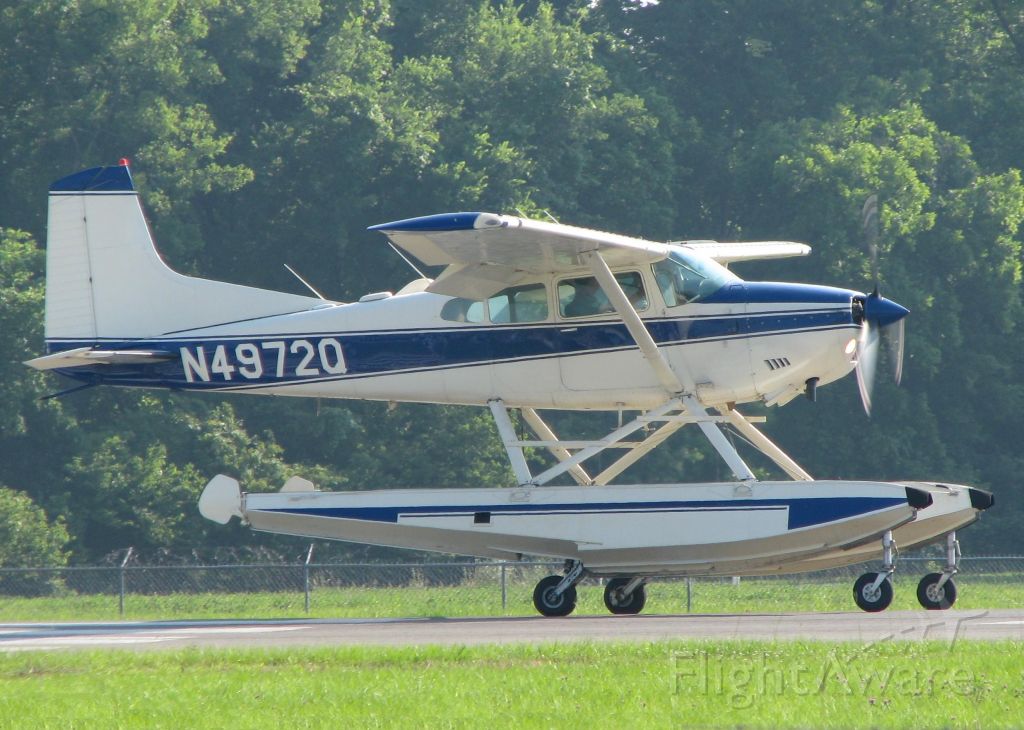 Cessna Skywagon (N4972Q) - Starting to roll for take off on runway 14 at the Shreveport Downtown airport. We dont get many aircraft with floats up here in Northwest Louisiana.