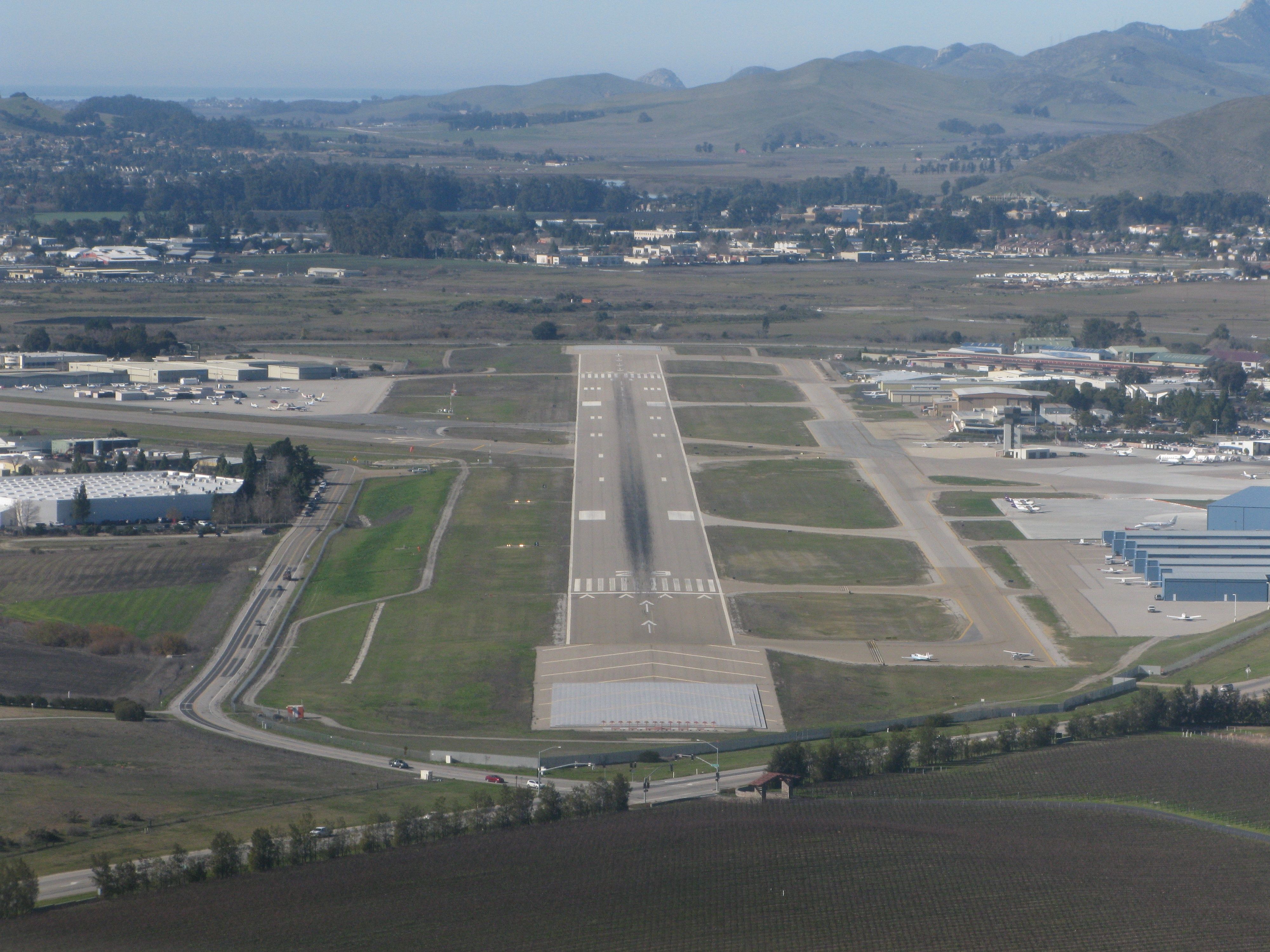 — — - Cirrus SR22 final approach to 29 at San Luis Obispo, CA