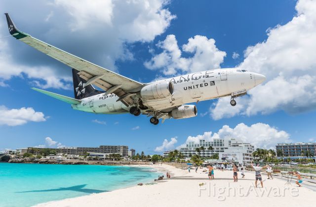 Boeing 737-700 (N13720) - Making memories United Airlines over the beach for landing! 01/05/2021