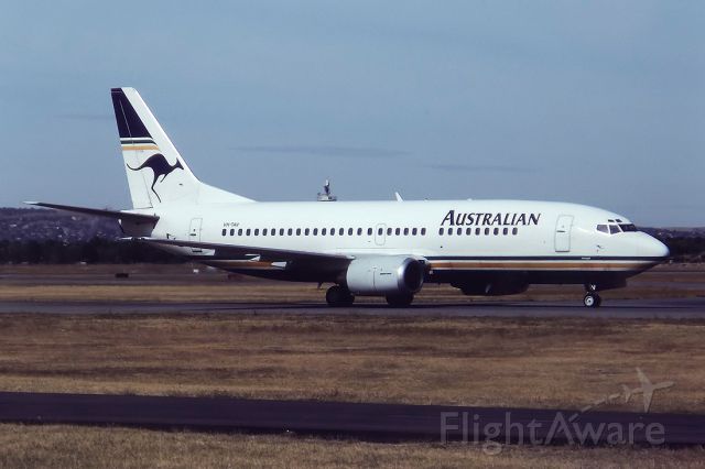 Partenavia P-68 (VH-TAV) - AUSTRALIAN AIRLINES - BOEING 737-376 - REG : VH-TAV (CN 23487/1306) - WEST BEACH ADELAIDE SA. AUSTRALIA - YPAD (12/4/1993)