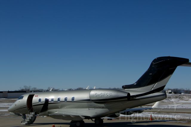 Bombardier Challenger 300 (C-GFCB) - Ground crew was MIA but what a lovely jet