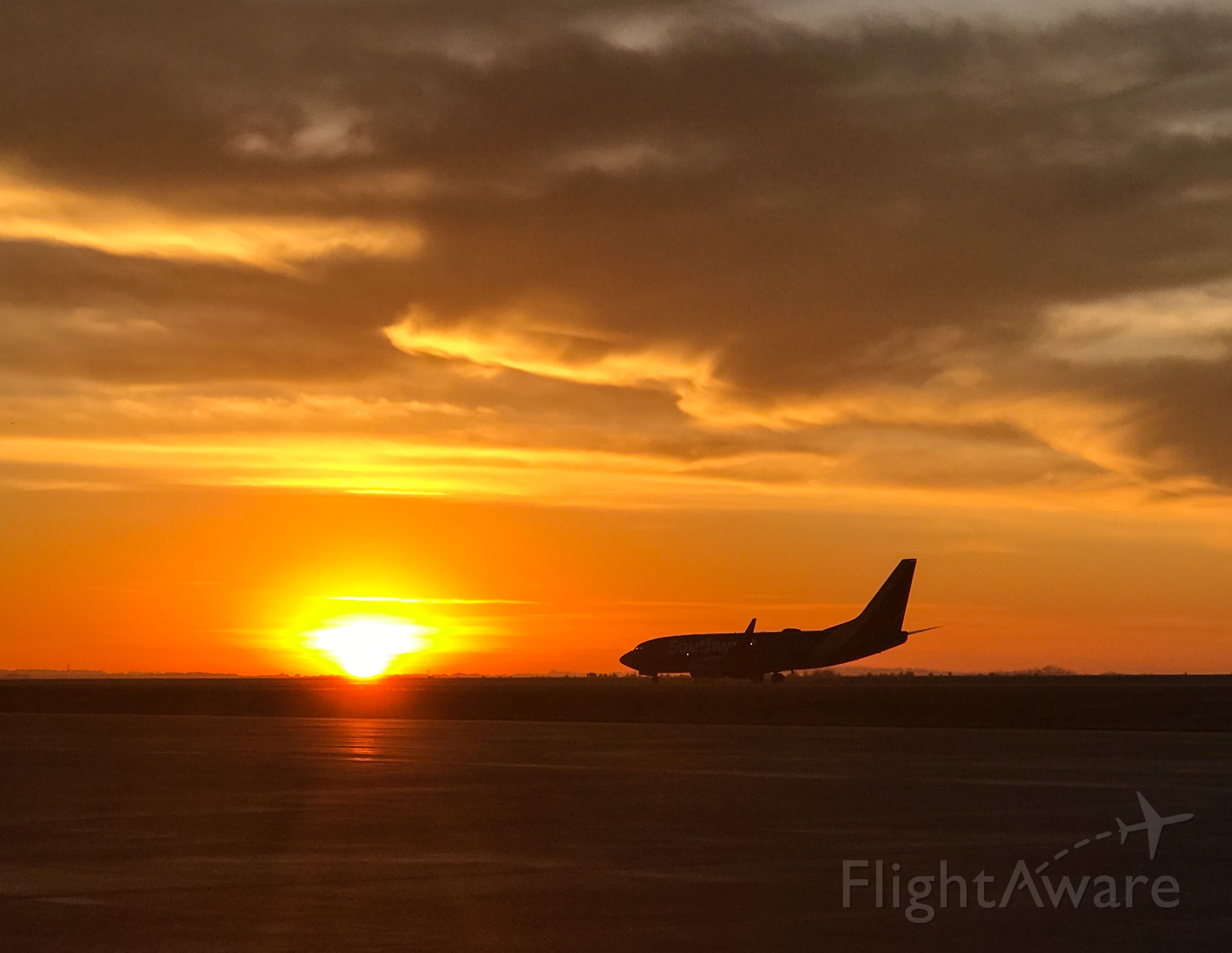 Boeing 737-700 (N418WN) - A beautiful sunset arrival on thanksgiving eve 2019!