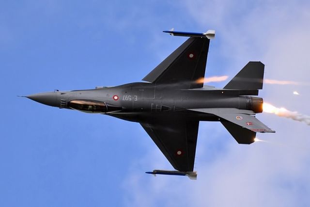 Lockheed F-16 Fighting Falcon (E597) - Dropping flares...(F-16AM Royal Danish Air Force, CIAF 2010)