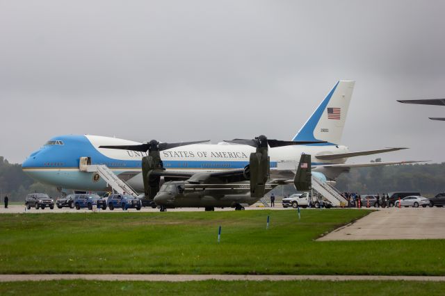 Boeing 747-200 (82-8000) - MV-22B from HMX-1 with Air Force One in the background, bringing President Biden into Michigan to talk to some union members in Howell.