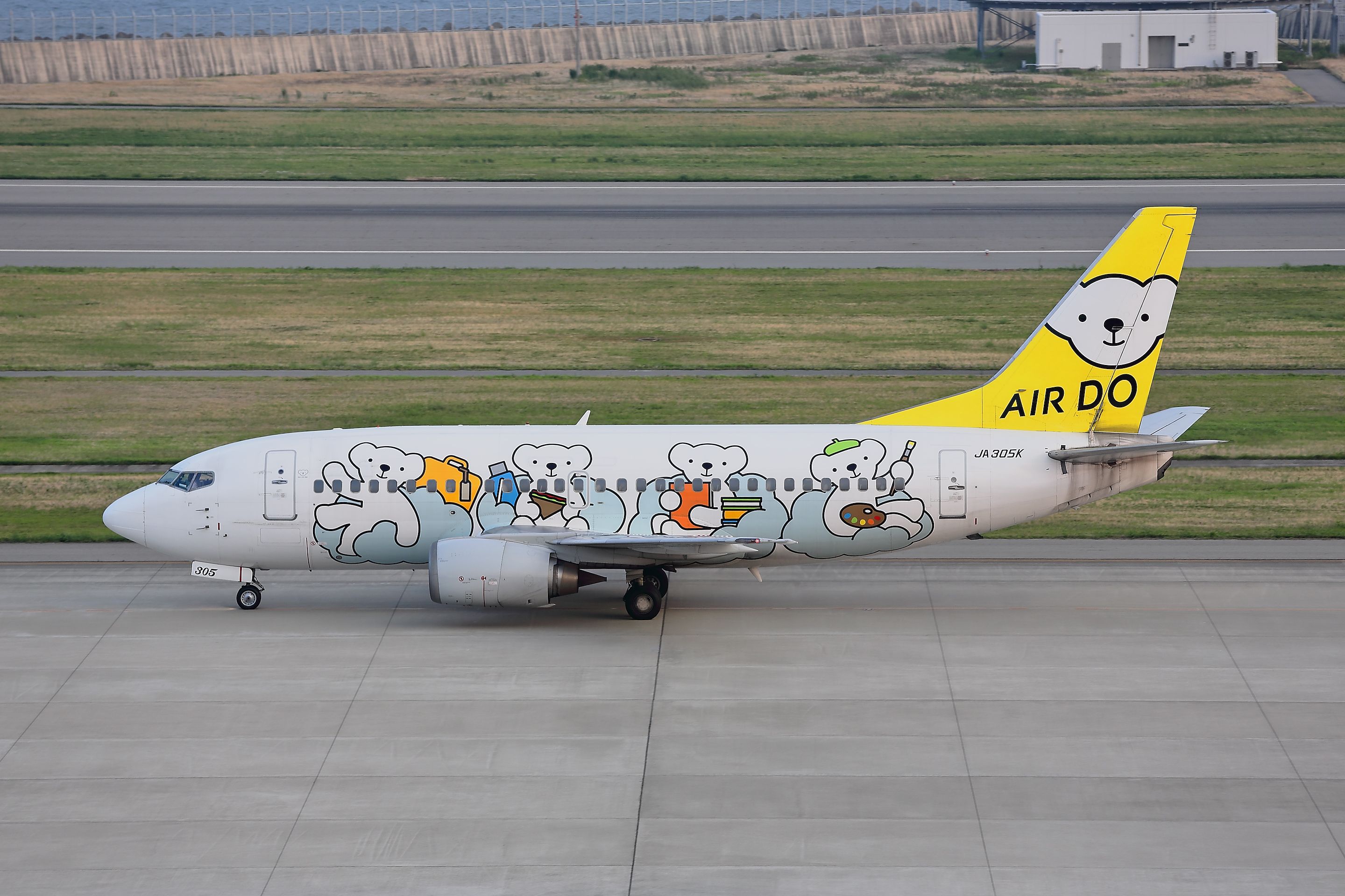 Boeing 737-500 (JA305K) - AIR DO (Hokkaido International Airlines)  ICAO:ADO br /Specially painted plane bear do dream