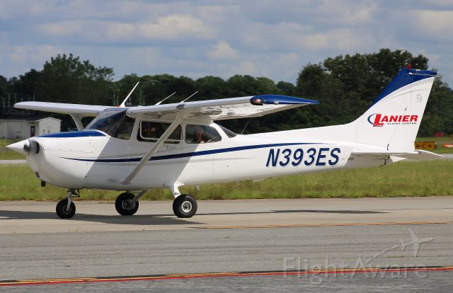Cessna Skyhawk (N393ES) - The most recent scheme for this aircraft. Photo taken on 8/23/2020.