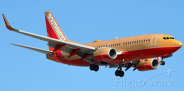 Boeing 737-700 (N792SW) - This classic paint Southwest is approaching SNAs runway 20R