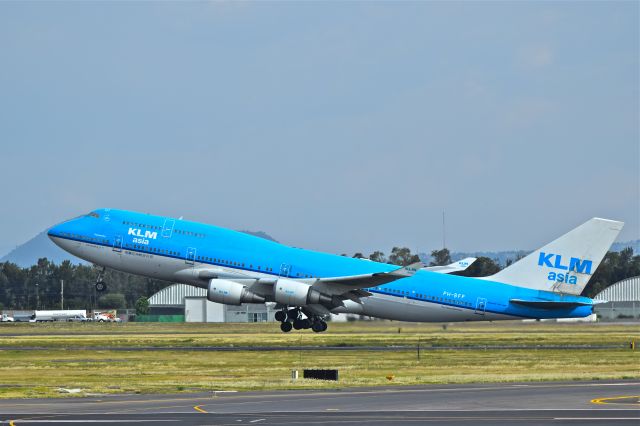 Boeing 747-400 (PH-BFP) - KLM Asia's B747-406M, airframe 26374 departed from 05R runway in Mexico City International Airport bound to Amsterdam Schiphol Airport.  