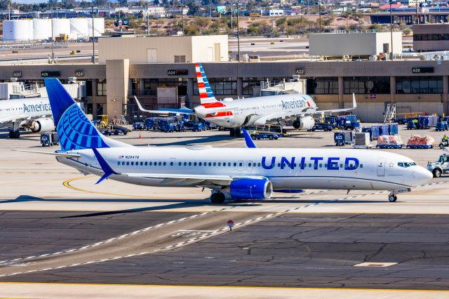 Boeing 737-900 (N28478) - A United Airlines 737-900 taxiing at PHX on 2/10/23 during the Super Bowl rush. Taken with a Canon R7 and Tamron 70-200 G2 lens.