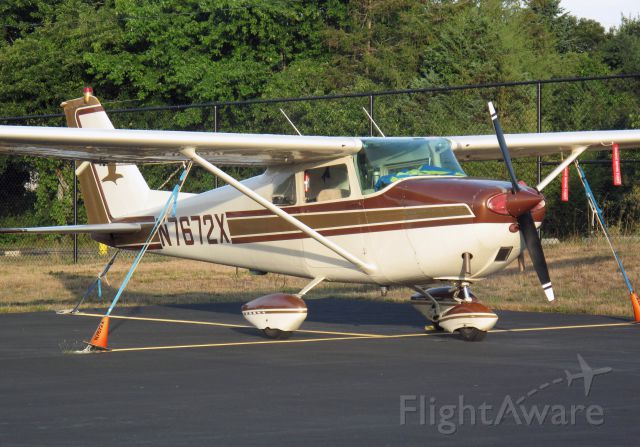 Cessna Skyhawk (N7672X) - Old, but in good shape!