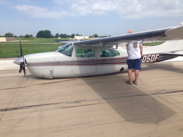 Cessna Centurion (N105DF) - Pilot: "my gear horn wasnt going off" ...a classic forgot the gear landing.
