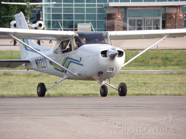 Cessna Skyhawk (N1122T) - Waiting for taxi to the runway with the engine running.