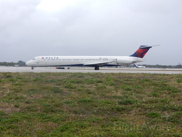 McDonnell Douglas MD-90 (N955DL)