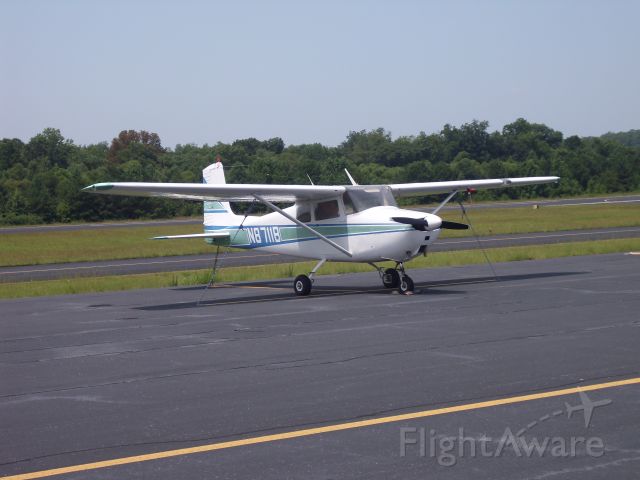Cessna Skyhawk (N8711B) - Parked at FFC
