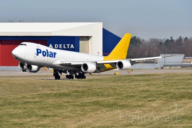 BOEING 747-8 (N852GT) - 18-L 03-21-21. Front bogey just touching down.