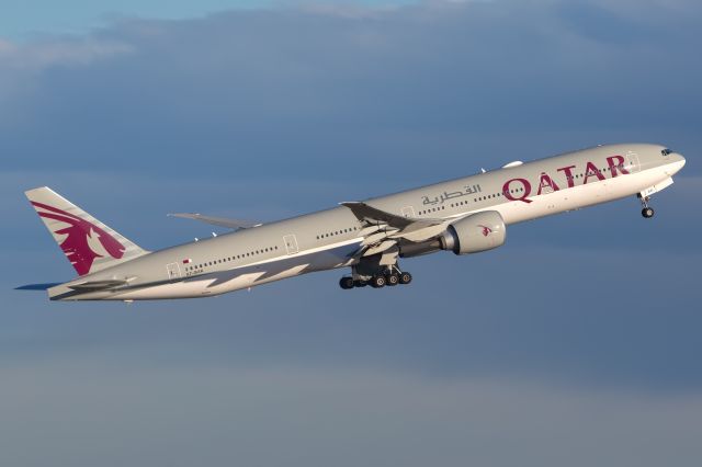 BOEING 777-300 (A7-BAK) - QR907/QTR907 to DOH Doha. SYD/YSSY 17/06/2018