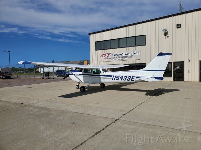 Cessna Skyhawk (N5433E)