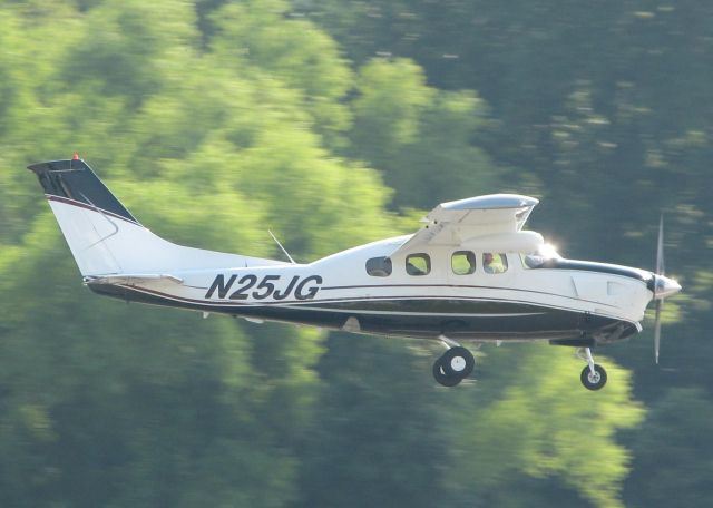 Cessna Centurion (N25JG) - Landing on 14 at the Shreveport Downtown airport.