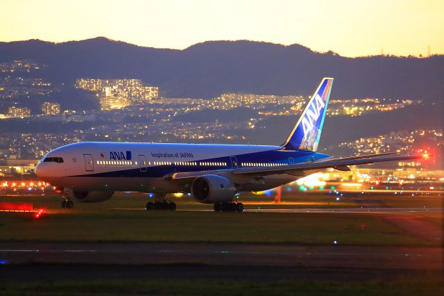 Boeing 777-200 (JA704A)