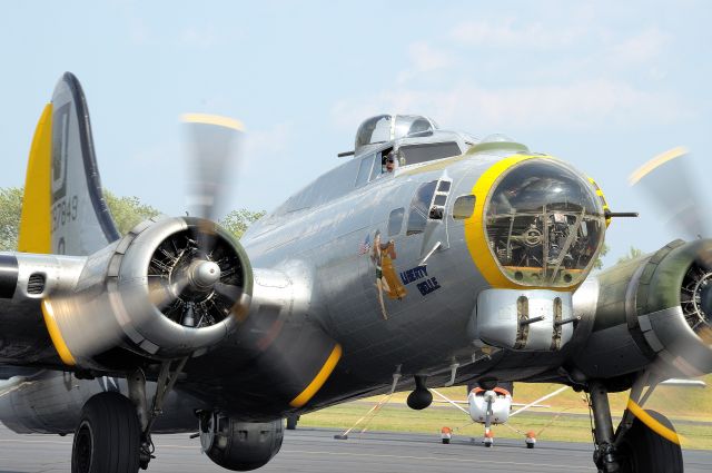 Boeing B-17 Flying Fortress — - "Liberty Belle" at KHFD July 2010.