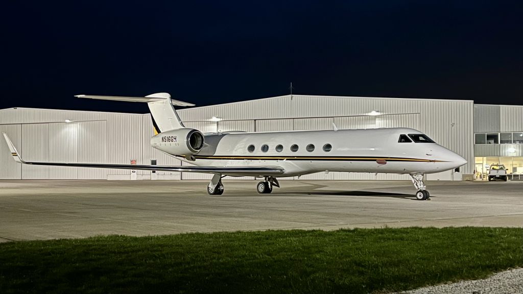 Gulfstream Aerospace Gulfstream V (N516GH) - GJE2226, operated by this 1998 Gulfstream G-V (N516GH) sitting on the FBO for a quick overnight stay @ KVPZ. It departed the follow morning for Puerto Vallarta, MX. 4/27/22. 