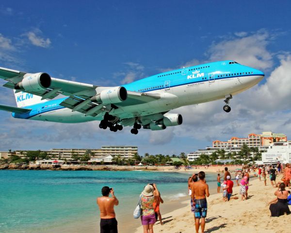 Boeing 747-400 (PH-BFN) - Landing above Maho Beach....