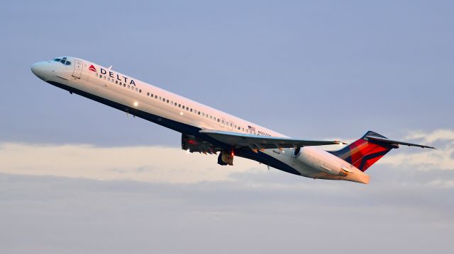 McDonnell Douglas MD-88 (N903DE) - Delta Airlines McDonnell Douglas MD-88 (N907DE) departs KRDU Rwy 23R on 06/02/2020 at 6:05 am.