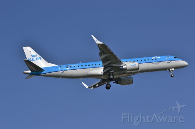 Embraer ERJ-190 (PH-EZT) - LANDING OP DE KAAGBAAN 12-03-2012
