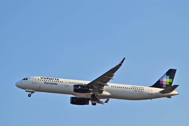 Airbus A321 (XA-VLJ) - Volaris A321, named "Fernando" depart from Mexico City airport 05L runway.  